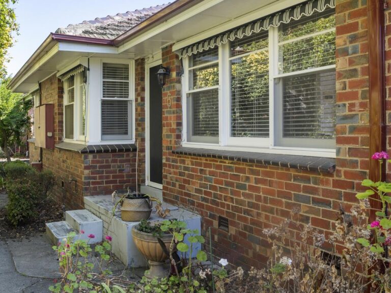 Moonee Ponds: Tiny villa sells on elite street for $545,000